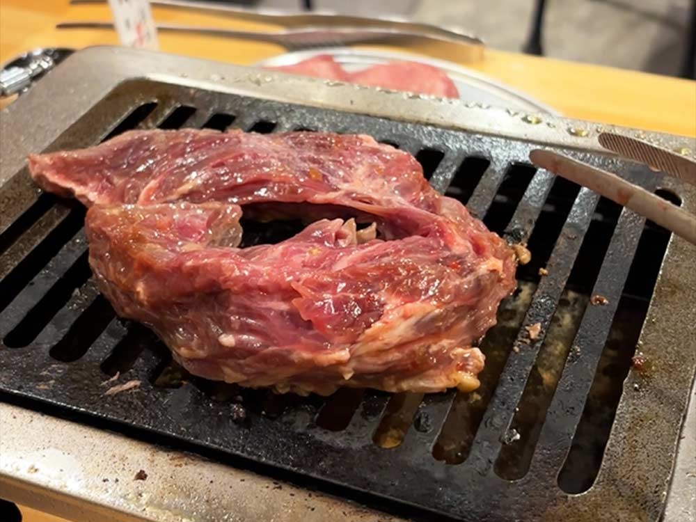 煙力のハラミ焼く