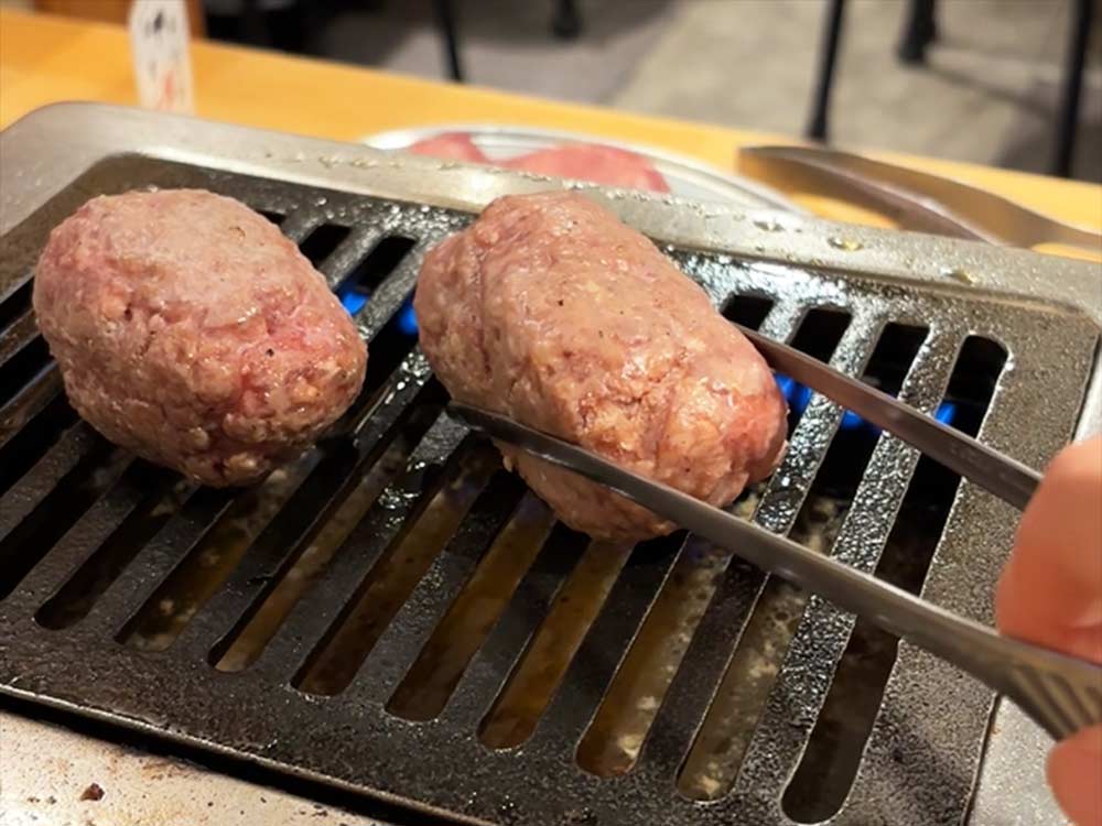 煙力のハンバーグ焼く