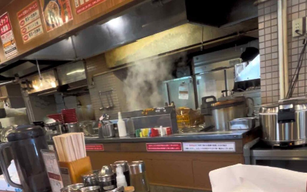 百麺の内装