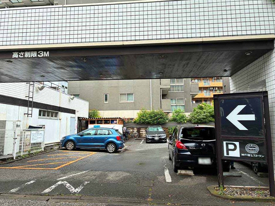 神戸屋レストランの駐車場入口