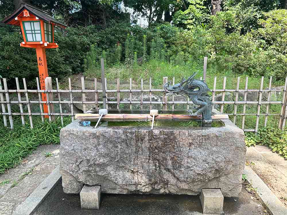 手水舎で手を清めてから中へ